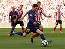 Lionel Messi z Barcelony (s íslem 10) v souboji s Inigo Martinezem z Athletic...