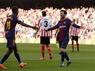 Barcelontí Lionel Messi a Ousmane Dembele se radují z gólu do sít Athletic...