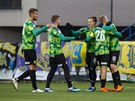 Fotbalisté Plzn se radují z gólu do sít Zlína.