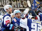 Hokejisté Komety Brno se radují v zápase proti Vítkovicím, který jim zajistil...