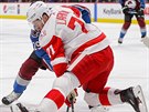 Dylan Larkin z Detroitu v souboji s coloradským Nathanem MacKinnonem.