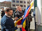 Zástupci msta vyvsili u Magistrátu msta Hradec Králové tibetskou vlajku v...