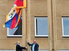 Karlovarský magistrát vyvsil na jeden ze stoár ped tibetskou vlajku.