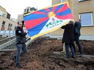 Vlajka pro Tibet na karlovarském magistrátu.