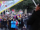 Shromádní na podporu lidských práv v Tibetu ped ínskou ambasádou v Praze.