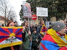Shromádní na podporu lidských práv v Tibetu ped ínskou ambasádou v Praze.