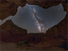 Okno do vesmíru v americkém národním parku Bryce Canyon, který se svým...
