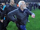 Ivan Savvidis, majitel PAOK Solu, vtrhnul na hit a chystá se napadnout...