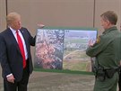 Trump se piel podívat na vzorky zdi s Mexikem