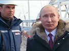 Putin navtívil stavbu kontroverzního mostu