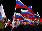 Rusové s vlajkami ekají na výsledky prezidentských voleb poblí moskevského...