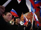Rusové s vlajkami ekají na výsledky prezidentských voleb poblí moskevského...