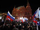 Rusové s vlajkami čekají na výsledky prezidentských voleb poblíž moskevského...