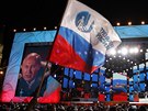 Znovuzvolený ruský prezident Vladimir Putin slaví se svými příznivci vítězství...
