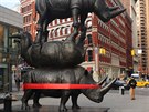 Socha nosoroc v New Yorku zobrazuje Sudna, Njin a Fatu, ti posledn bl...
