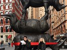 Socha nosoroc v New Yorku zobrazuje Sudána, Nájin a Fatu, ti poslední bílé...