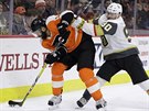 Leo Gudas (vlevo) z Philadelphie bojuje o puk s Tomáem Tatarem z Vegas.