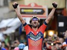 Vincenzo Nibali projí�dí vít�zn� cílem závodu Milán - San Remo.