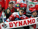 Za Dynamo! tyicet fanouk jede povzbudit sv hokejisty do Tince.