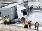 Pi dopravní nehod na D1 u Ostravy hoel kamion. Zablokoval dva jízdní pruhy.