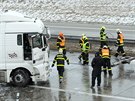 Pi dopravní nehod na D1 u Ostravy hoel kamion. Zablokoval dva jízdní pruhy.