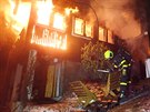Hasii museli v noci na pondlí hasit hoící devnou chatu ve Frýdlantu nad...