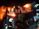 Hasiči museli v noci na pondělí hasit hořící dřevěnou chatu ve Frýdlantu nad...
