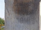 Deska s nápisem na tle kamenného kíe z poloviny 19. století stojícího ve...