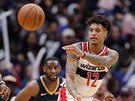 Kelly Oubre (vpravo) z Washingtonu pihrává v utkání s New Orleans.