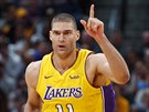 Brook Lopez z LA Lakers slaví svou trefu.