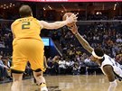 Joe Ingles (vlevo) z Utahu a Ben McLemore z Memphisu skoili po míi.