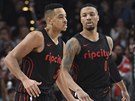 C. J. McCollum (vlevo) a Damian Lillard z Portlandu míí za výhrou nad Golden...