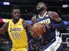 Julius Randle (vlevo) z LA Lakers se snaí zastavit Paula Millsapa z Denveru.