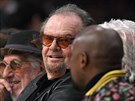 Jack Nicholson a Floyd Mayweather Jr. (zády) rozebírají hru LA Lakers a...