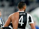 Medhi Benatia z Juventusu piel bhem zápasu s Atalantou o ást dresu.