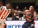 Dylan Ennis (31) z Crvené zvezdy Blehrad bojuje o mí s Erickem Greenem z...