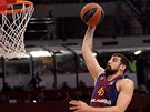 Adrien Moerman (vlevo) z Barcelony smeuje do koe Olympiakosu, sleduje ho...