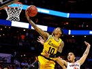 Jairus Lyles (10) z UMBC donáí mí do koe Virginie kolem Isaiaha Wilkinse...