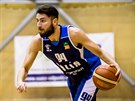 Kolínský basketbalista Petr afarík útoí v zápase s Brnem.