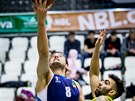 Kolínský basketbalista Bojan Baki (vlevo) zakonuje pes Aleksandera...