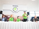 Závodník Vojtěch Štajf (s mikrofonem) mluví na tiskové konferenci Racing 21 –...