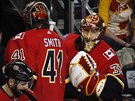 Stídání gólman Calgary v utkání proti San Jose: odchází Mike Smith (vlevo),...