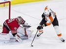 Jakub Voráek z Philadelphie zkouí vyzrát na gólmana Caroliny Cama Warda.