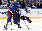 Marc Staal z NY Rangers (vlevo) a Vladimír Sobotka ze St. Louis v souboji o puk