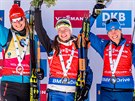 Bloruská biatlonistka Darja Domraevová (uprosted) slaví triumf ve stíhacím...