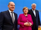 Olaf Scholz (SPD, Angela Merkelová (CDU) a Horst Seehofer (CSU) na tiskové...