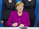 Angela Merkelová (CDU) podepisuje koaliní smlouvu (12. bezna 2018).