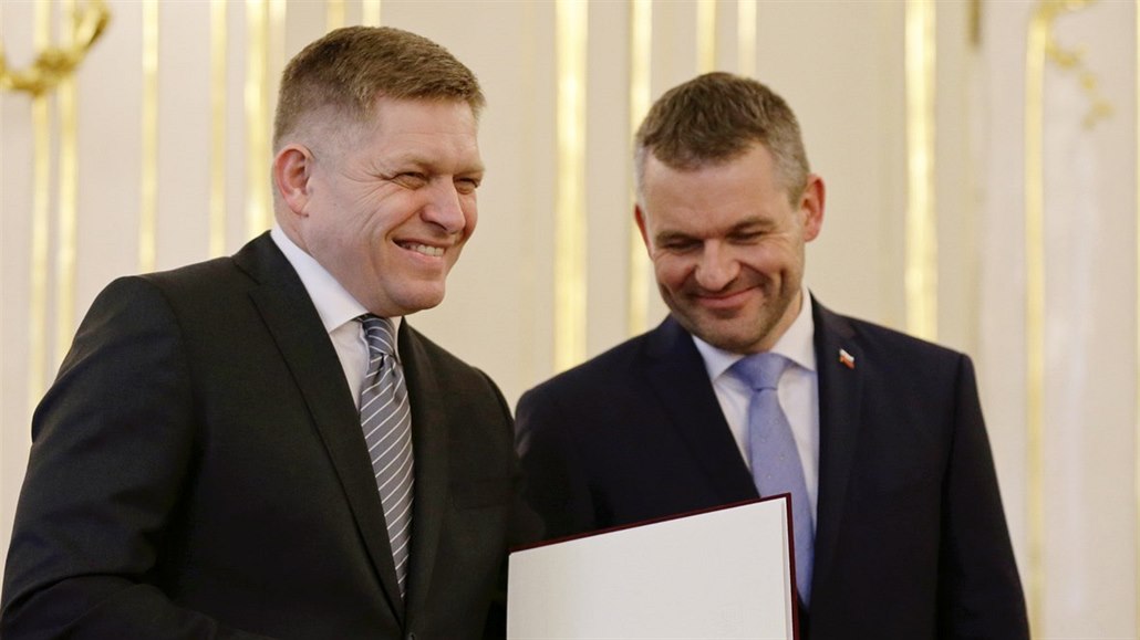 Dosluhující slovenský premiér Robert Fico (vlevo) a nový premiér Peter...