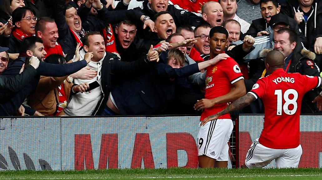 Marcus Rashford (Manchester United) slaví s fanou�ky branku do sít� Liverpoolu.