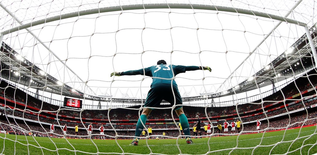 Petr Čech vychytal první penaltu v dresu Arsenalu.